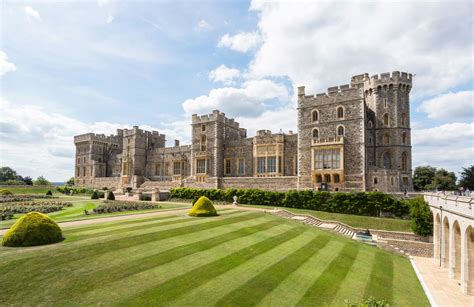 A Definitive Guide to the Majestic Summer Castles and Palaces of Queen ...