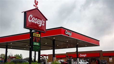 Casey's denies allegations it shortchanges pizza-delivery drivers