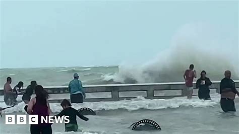 Waves lash Florida shore as hurricane approaches - BBC News