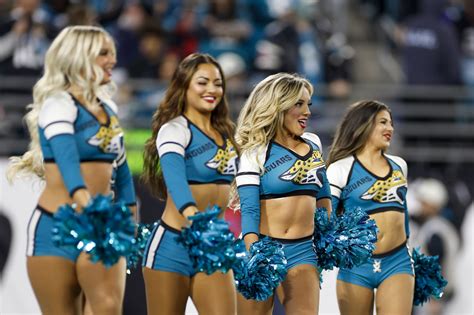 NFL World Reacts To The Jaguars Cheerleader Photo - The Spun