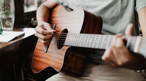 How Classic Country Musicians Used Acoustic Guitar for Storytelling