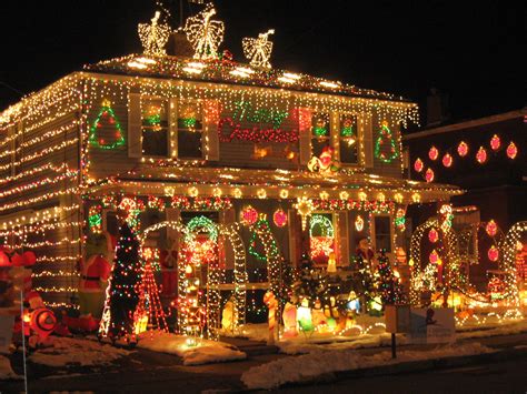 Reminds me of the Griswalds Christmas movie | Christmas house lights ...