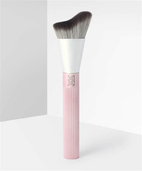 8 Best Makeup Brushes For Contouring - Beauty Bay Edited