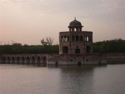 Visitin Guide To Famous Hiran Minar Sheikhupura - XciteFun.net