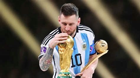 Hình nền hình nền messi hôn cúp đẹp nhất sau chiến thắng World Cup