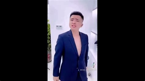 Bald chinese guy singing 2.2.5x - YouTube