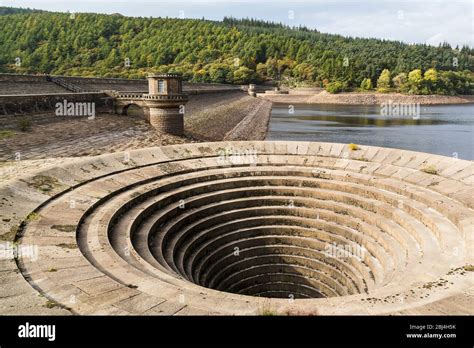 Ladybower Dam at the South side of the Ladybower Reservoir Stock Photo ...