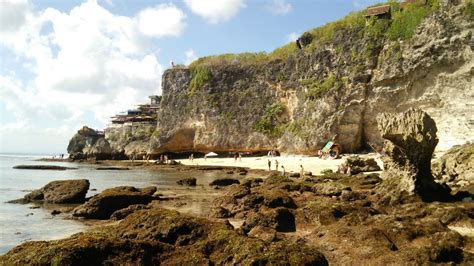 PANTAI ULUWATU Harga Tiket dan 9 Aktivitas Seru - Desember 2024