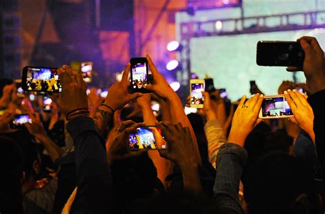 Performers Disrespect Audiences When Demanding Phone-free Concerts