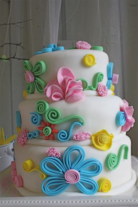 Aus Rollfondant Qulling-Deko herstellen | Fondant flower cake, Creative ...