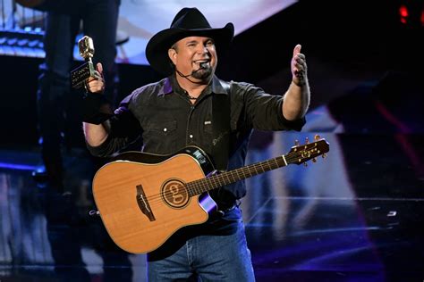 Why Garth Brooks Doesn't Sell the Front Row Seats at His Concerts