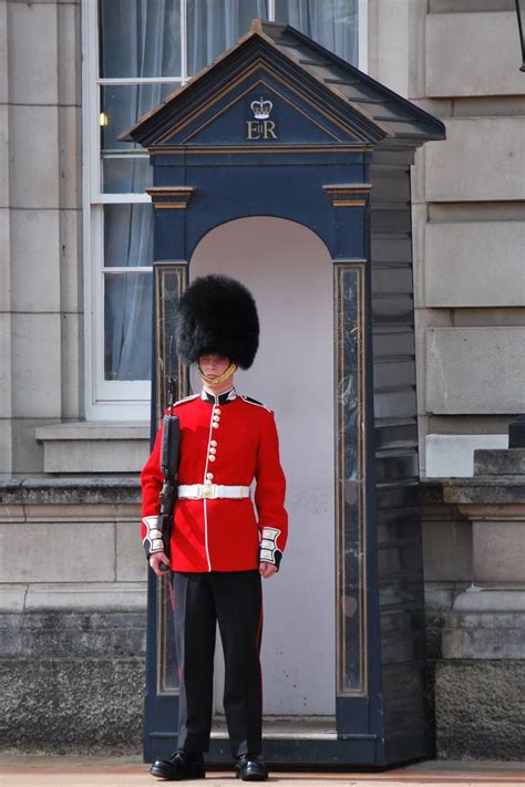 London Guard | Buckingham palace london, British heritage, Buckingham ...