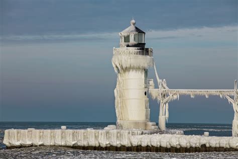 Michigan Lighthouses Covered In Ice Reveals The Picturesque Beauty Of A ...