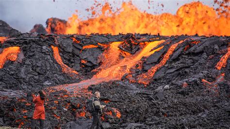 Tourists Are Injured Near Icelandic Volcanic Eruption - The New York Times