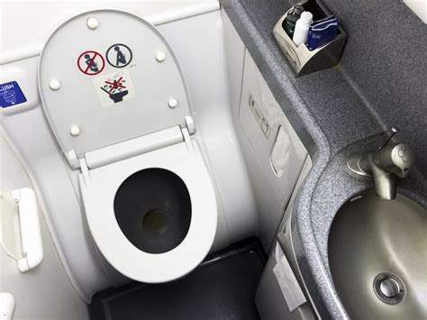 Airplane Bathroom Etiquette: 8 Things Not to Do | Airfarewatchdog Blog