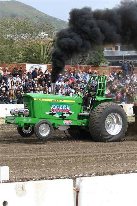 File:Tractor pull 01.JPG - Wikipedia