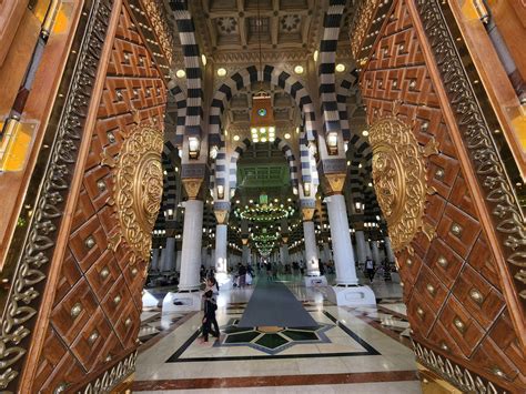 Muslim pilgrims flock to Prophet's Mosque in Medina during Umrah ...