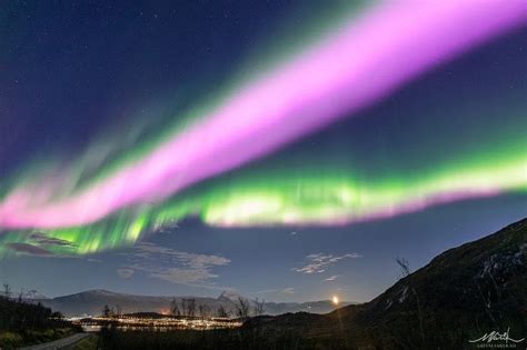 Crack in Earth's magnetic field causes pink aurora borealis!