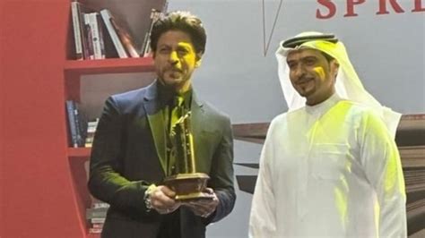 Shah Rukh Khan receives award in Sharjah, wins over audience with ...