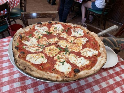 [I ate] Lombardi’s pizza NYC - the prettiest pizza I’ve ever seen ...