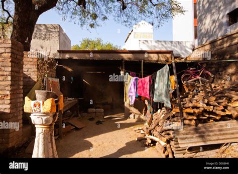 Slum house india hi-res stock photography and images - Alamy