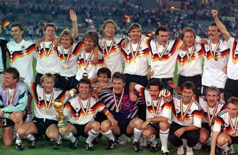 Bis zum Finale 1990 getragen: Matthäus' WM-Schuhe werden versteigert ...