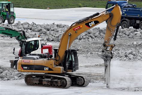 CAT Bagger 336D bei der Arbeit am Düsseldorfer Flughafen 29.8.2014 ...