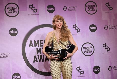 Taylor Swift dominates at American Music Awards 2022