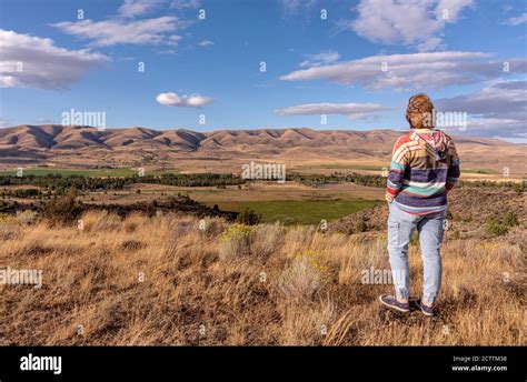 Tygh valley hills and landscape in rural Oregon Stock Photo - Alamy