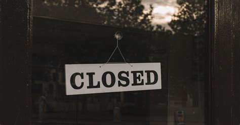 Closed sign on shop glass door · Free Stock Photo