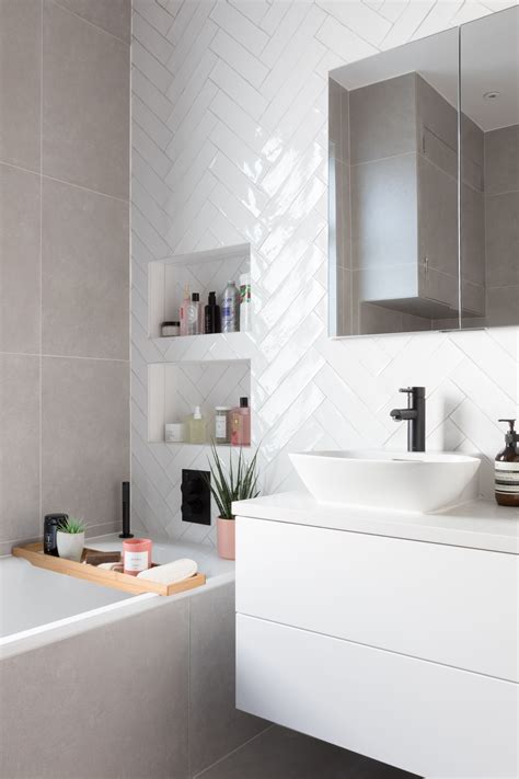 Baño de azulejos blancos brillantes in 2021 | White tile bathroom walls ...