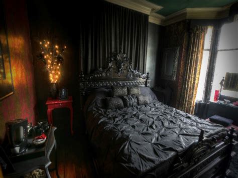 Victorian gothic bedroom decorating | Hawk Haven