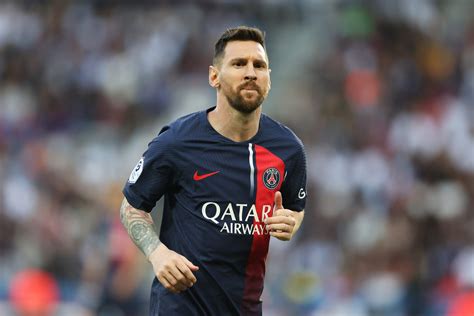 Two Premier League teams enter race to sign Lionel Messi - report ...