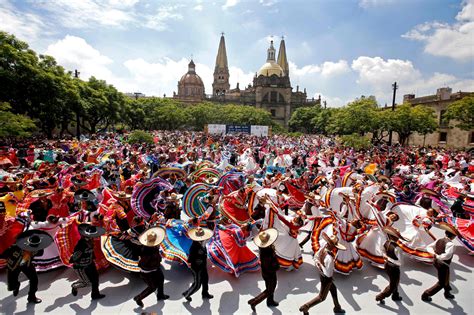 Nearly 900 Mexican performers set world record for folk dance