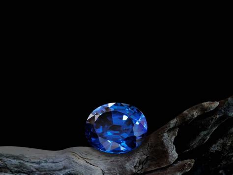 Đá Sapphire là gì? Ý nghĩa của đá Sapphire trong phong thuỷ - Vua Nệm