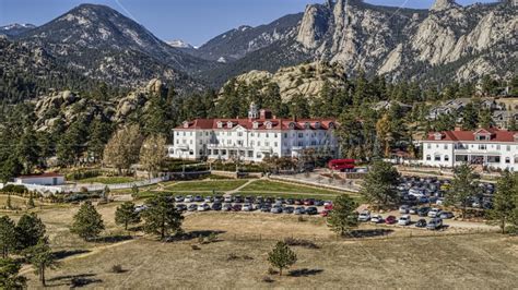 The historic Stanley Hotel with mountains behind it in Estes Park ...