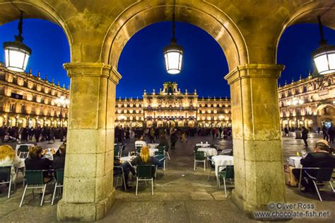 Spanien Kastilien/The Plaza Mayor in Salamanca by night - Chocolate ...