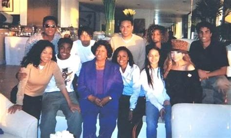 Rebbie with family - Maureen Reillette "Rebbie" Jackson Photo (13591602 ...