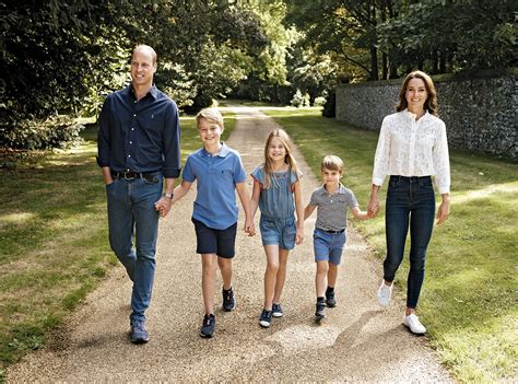 Prince William and Kate Middleton share sweet new family photo | Goss.ie