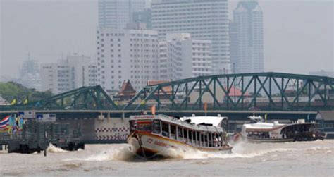 Bangkok Post - Chao Phraya bridges need lifting