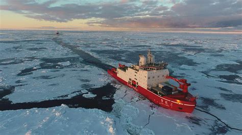 China's icebreakers sail through ice on Antarctic expedition - CGTN