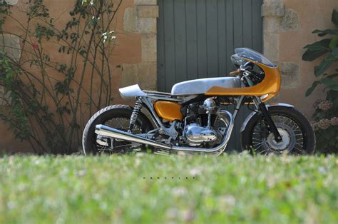 Café Contenders - The Kawasaki W650 - Return of the Cafe Racers