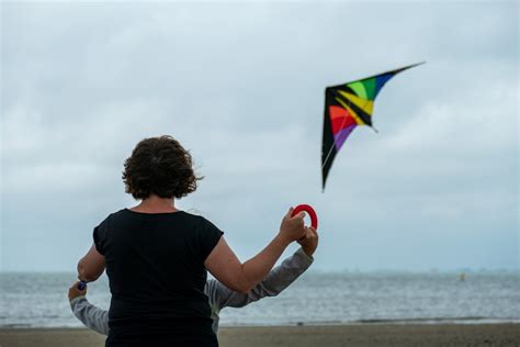 A person flying a kite photo – Free Kite Image on Unsplash