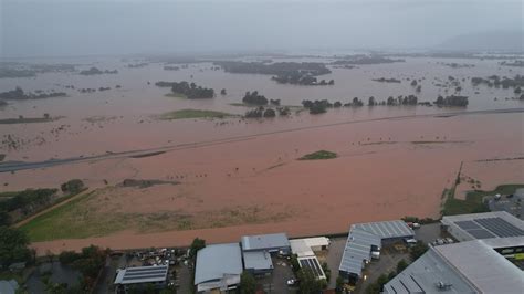 Cairns cut off with 'worst flood on record' as mayors call for help ...