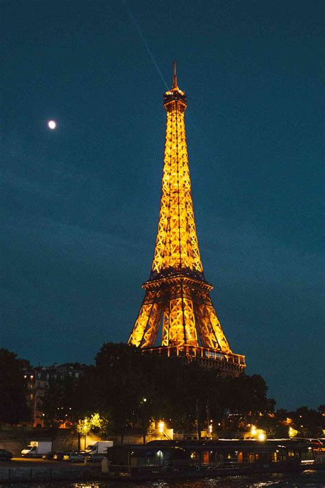 Your Complete Guide to the Eiffel Tower Light Show