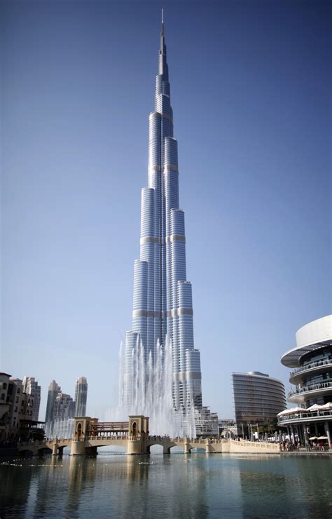 The World’s Tallest Building Burj Khalifa Sways and Creaks in a Storm ...