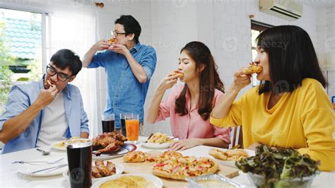 feliz grupo de jóvenes amigos almorzando en casa. fiesta familiar de ...