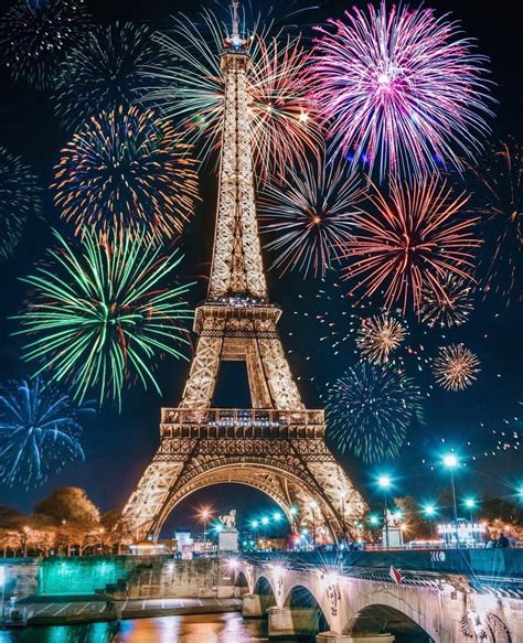 Fireworks at the Eiffel Tower 🎆🎇 | Paris tour eiffel, Eiffel tower ...