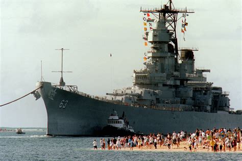 USS Missouri (BB-63) arrives in Pearl Harbor [2100x1400] : r/WarshipPorn