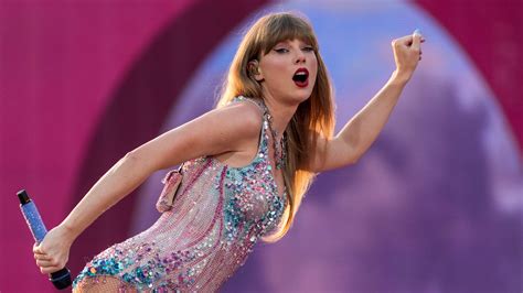 Social media reacts to Taylor Swift singing 3 surprise songs in Cincy